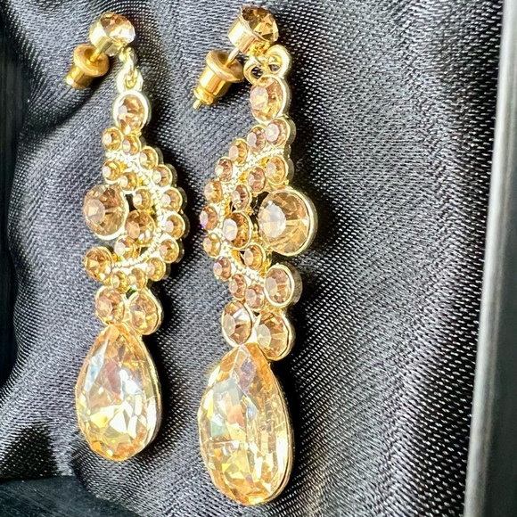 NIB Radiant Gold & Zircon Teardrop Necklace & Earring Jewelry Set - Picture 7 of 14